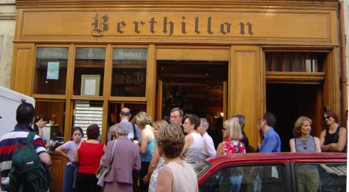 Crowd outside Berthillon in Paris